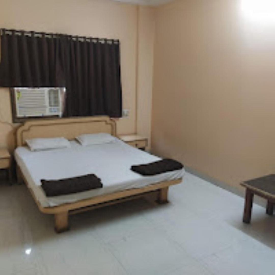 Hotel Pritam Palace , Dhule Exteriör bild
